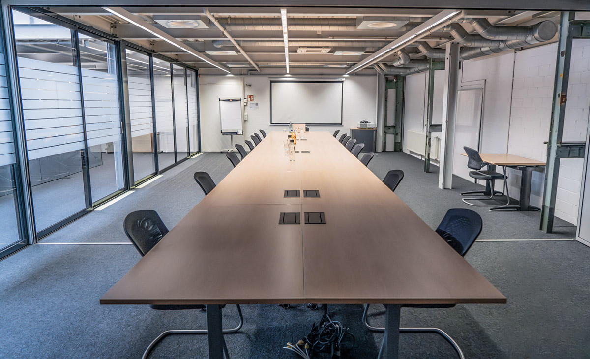 swissgamehub_bigroom Meeting Room with log meeting table and office chairs